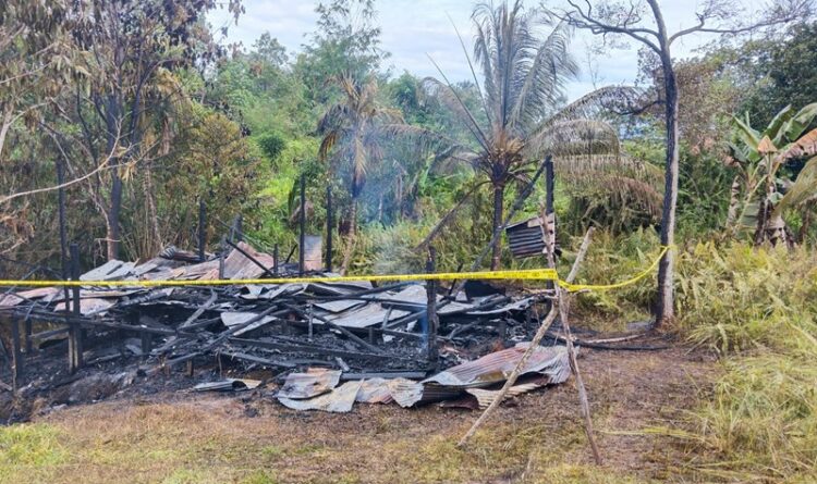 TERBAKAR : Tampak rumah kosong yang mengalami kebakaran sampai rata dengan tanah di daerah Perumahan Eselon III Kurun, Selasa (7/2).