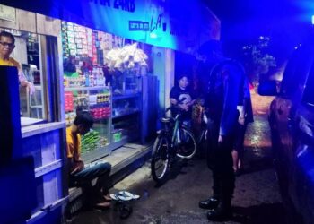 Teks Poto: Terduga pelaku percobaan pencurian (baju kuning duduk), pada saat diamankan warga