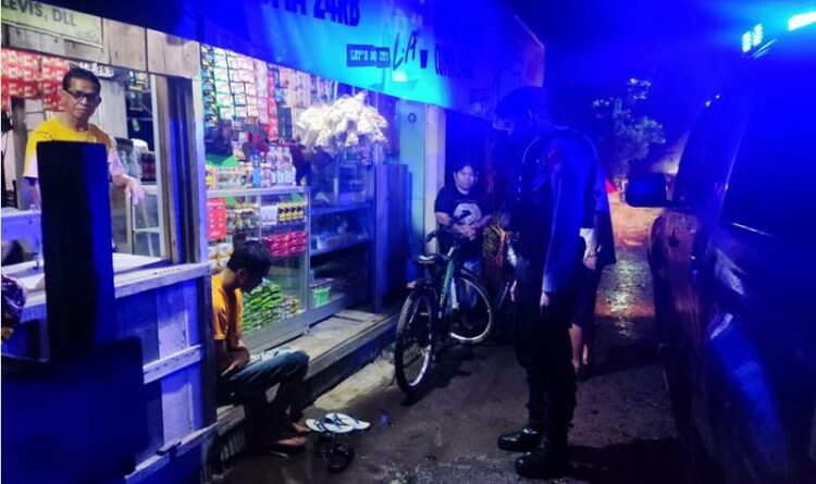 Teks Poto: Terduga pelaku percobaan pencurian (baju kuning duduk), pada saat diamankan warga