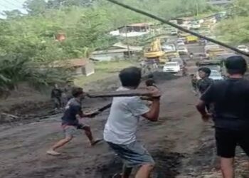 Terlihat warga dan sopir diduga saling pukul diduga karena salah paham saat terjebak macet di Desa Pematang Limau, Selasa (21/2).