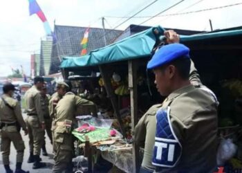 Tim Gabungan ketika melakukan penertiban pasar Hampalit, Kecamatan Katingan Hilir, Rabu (1/2/2023)