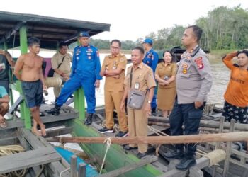 Tim gabungan bersama pemerintah kecamatan Katingan Tengah ketika melakukan penertiban tambang ilegal, belum lama ini