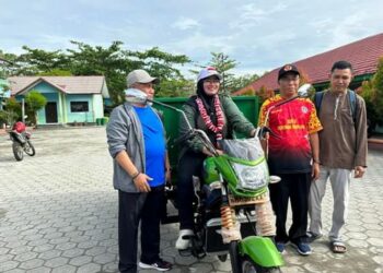 Wabup Kotim Irawati saat berkunjung ke sekolah saat memberika bantuan Tossa Sampah