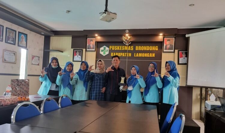 Wakil  Ketua I DPRD Seruyan, Bambang Yantoko  dan Anggota DPRD Hj Masfuatun saat berkunjung ke BLUD Puskesmas Brondong   Kabupaten Lamongan