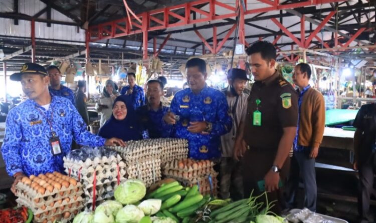 Sekda Seruyan, Djainuddin Noor saat memimpin sidak ketersediaan bahan pokok masyarakat di Pasar Kuala Pembuang