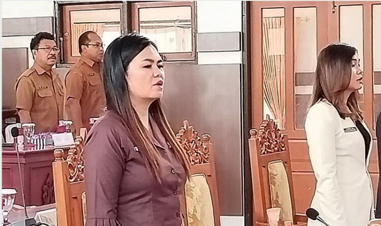 Anggota DPRD Gumas Dewi Sari bersama kolegannya tengah menghadiri rapat paripurna gedung dewan setempat, minggu lalu.