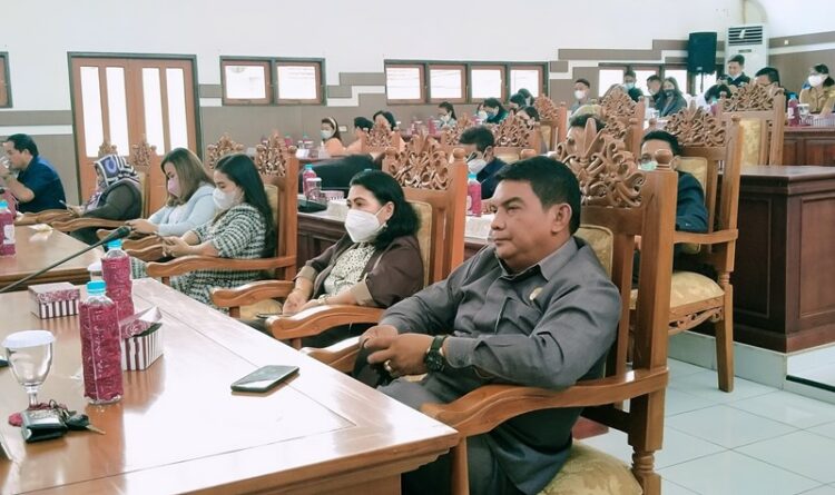 Anggota DPRD Gumas H Rahmansyah (kanan) sedang serius mengikuti persidangan di kantor dewan setempat, belum lama ini.