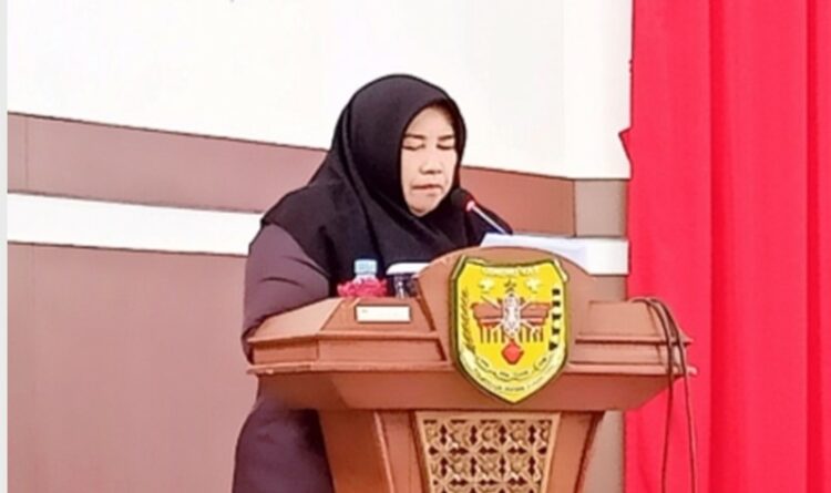Anggota DPRD Gumas Hj Siti Hilmiah sedang menyampaikan laporan hasil reses di dapil III di gedung dewan setempat, Minggu kemarin.