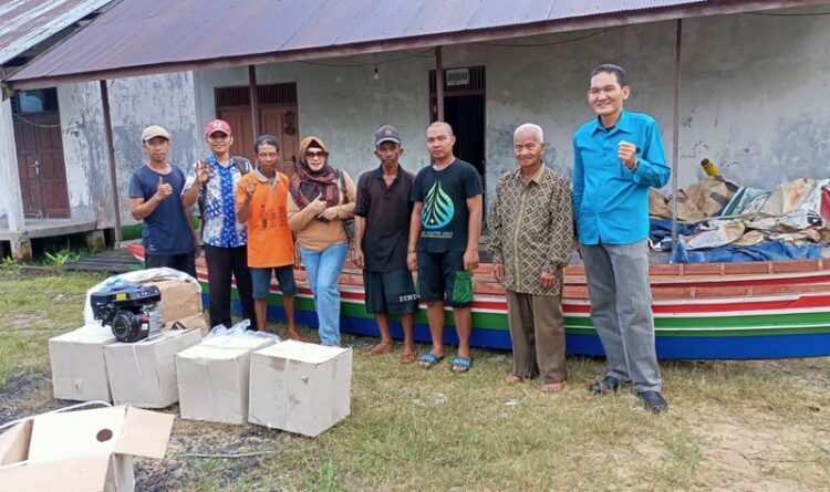 ket foto: Anggota DPRD Kabupaten Kapuas Thosibae Limin menyerahkan bantuan perahu mesin dan alat tangkap ikan kepada kelompok nelayan Kelurahan Panamas.