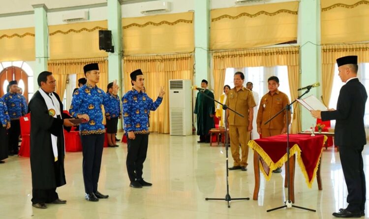 Bupati Gumas Jaya S Monong sedang mengambil sumpah janji PNS di GPU Damang Batu, Senin (27/2) lalu.