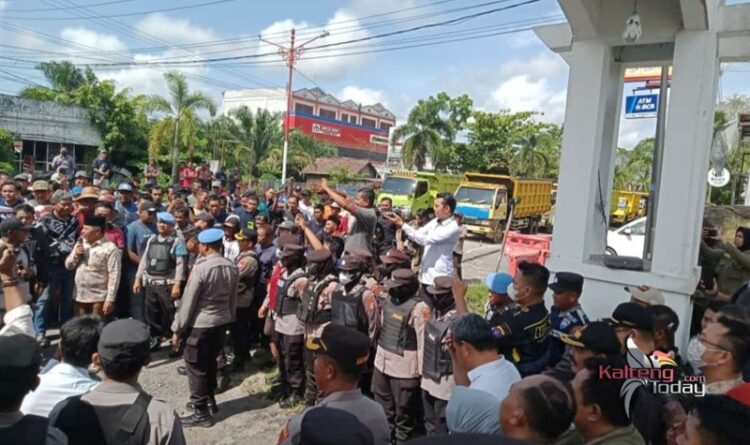 Foto - Aksi Demo Ratusan Sopir Truk Angkutan Material Galian C, di depan Gedung DPRD Kabupaten Kotawaringin Timur.(Fit).