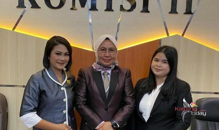 Foto - Anggota Komisi II DPRD Kotawaringin Timur (Kotim), H.Darmawati.(tengah) bersama anggota DPRD Kotim.(Fit).