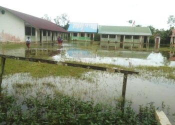 Digenangi Banjir, Siswa-siswi SDN Moloh Tetap Bersekolah