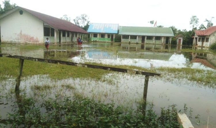 Digenangi Banjir, Siswa-siswi SDN Moloh Tetap Bersekolah