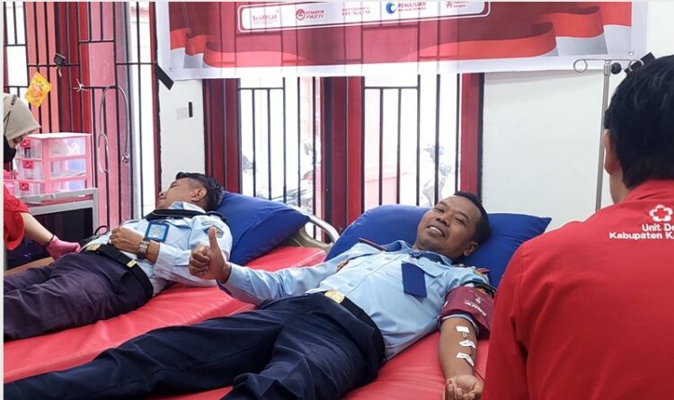 Kalapas Kelas IIB Sampit Agung Supriyanto saat melakukan aksi sosial donor darah di PMI Sampit, Selasa 14 Maret 2023.