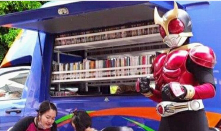 Kehadiran Kamen Rider di acara Dinas Perpustakaan dan Kearsipan Kab Bartim sangat menghibur anak- anak (foto ; ist)