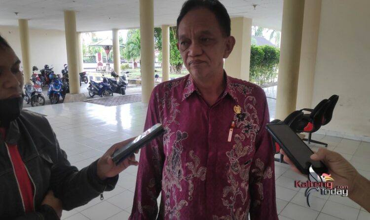 Foto : Ketua Bapemperda DPRD Barsel, H Raden Sudarto SH saat diwawancarai awak media (shan)