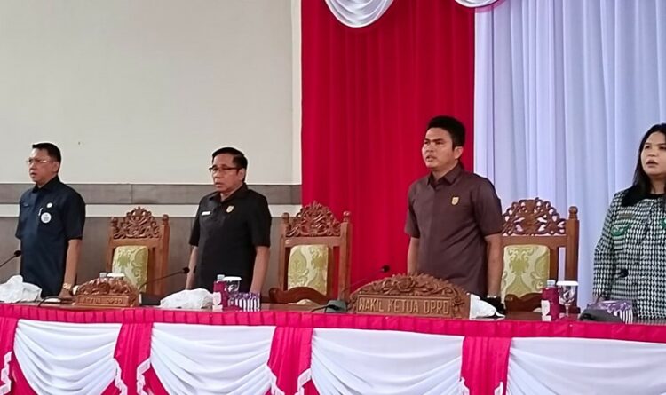 Ketua DPRD Gumas Akerman, Wakilnya Binartha dan Neni bersama Plh Sekda Richard FL saat sedang memimpin rapat di gedung dewan setempat, Selasa (7/3).