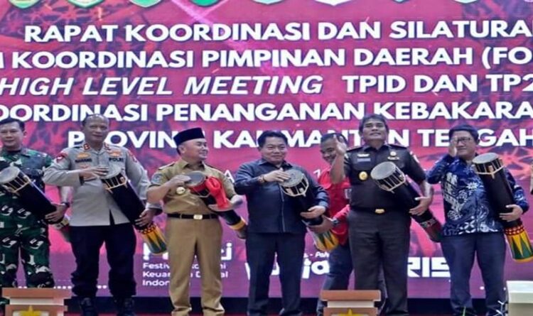 Keterangan : Ketua DPRD Kalteng, Wiyatno (Empat dari kanan) saat menghadiri Rapat Koordinasi dan Silaturahmi Forum Koordinasi Pimpinan Daerah (FORKOPIMDA) _High Level Meeting_ TPID dan TP2DD. (ist)