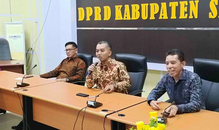 Foto// Ketua DPRD Seruyan, Zuli Eko Prasetyo didampingi Wakil Ketua I Bambang Yantoko dan Wakil Ketua II M Aswin saat  konferensi pers di DPRD Seruyan
