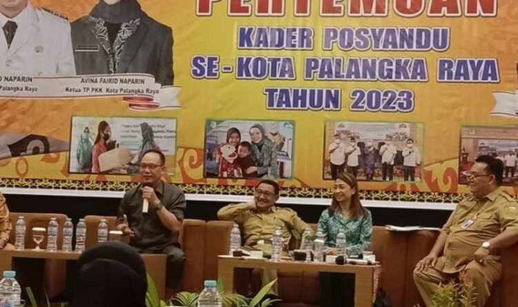 Teks Poto: Ketua Komisi C DPRD Kota Palangka Raya, M Hasan Busyairi, pada saat menghadiri pertemuan Kader Posyandu.