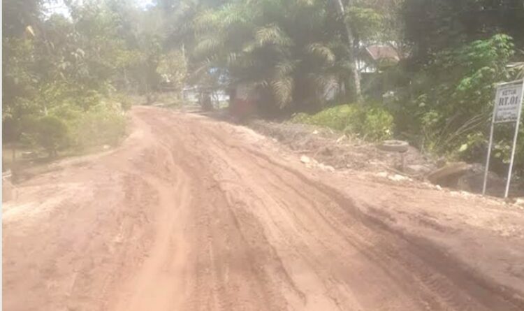Perbaikan Jalan Desa Murutuwu Dibantu Perusahaan Sawit
