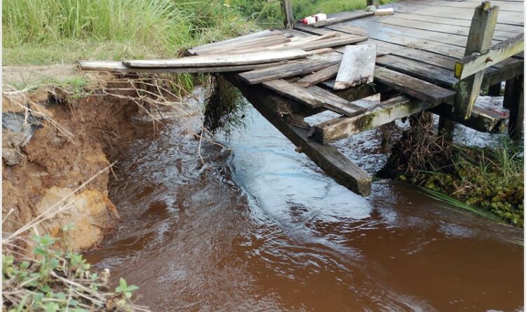 Foto : Kondisi jembatan penghubung Mahang-Beriut di Kelurahan Kuala Pembuang 1, nyaris ambruk dan terputus lantaran tergerus arus sungai
