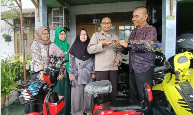 Foto : Manager PT.PLN Persero UP Kuala Kapuas Imbas Susanto memyerahkan sepeda listrik kepada pelanggan PLN yang rutin membayar listrik di awal bulan secara rutin.