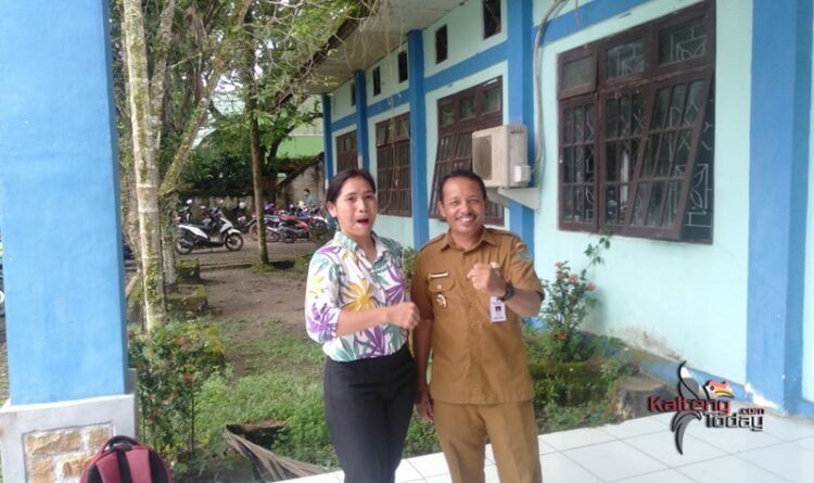 Caption ; Ny Dewi Nirmala, warga yang mengurus berkas kependudukan di Disdukcapil Bartim, menyatakan kepuasaan pada layanan yang ada. Berfoto bersama Wabup Bartim yang sedang mengunjungi (foto ; Agus Prasetyo G)