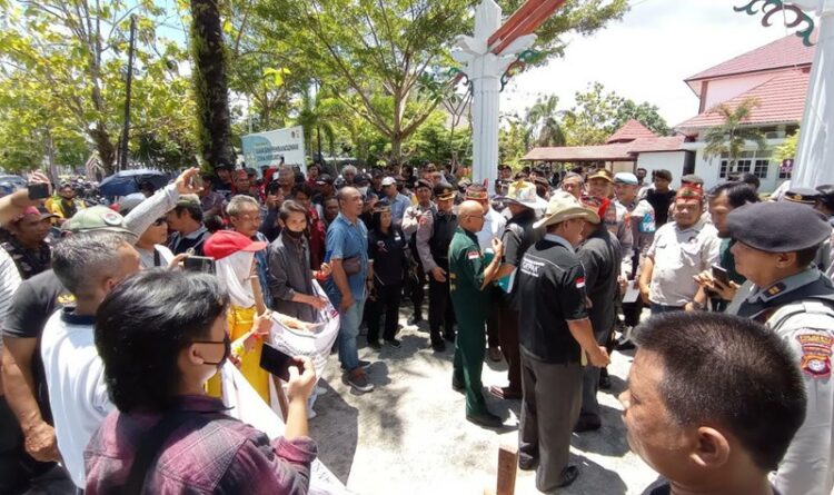 Kantor ATR/BPN Palangka Raya Dikepung Ratusan Masyarakat