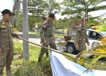 Satpol PP dan Damkar Kabupaten Katingan Turunkan Sejumlah Baliho