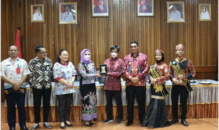 Foto : Wakil Bupati Seruyan, Hj Iswanti menyerahkan plakat kepada Direktur Bina Ketahanan Remaja BKKBN Vicktor Palimbang