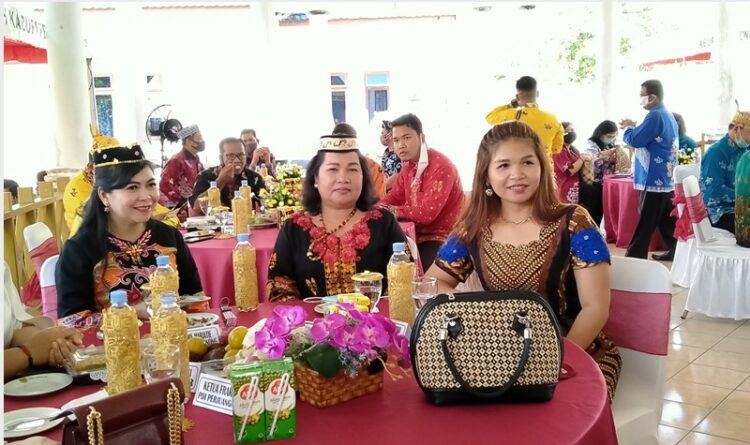 Wakil Ketua II DPRD Kabupaten Gumas Neni Yulianie bersama koleganyan saat menghadiri kegiatan di rujab Bupati, belum lama ini.