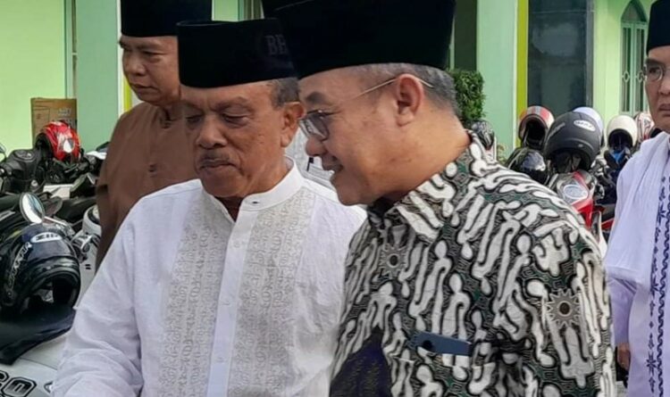 Keterangan : Wakil ketua I DPRD Kalteng, Abdul Razak (Baju Putih) saat menghadiri Buka Bersama Keluarga Besar Muhammadiyah Kalteng. (ist)
