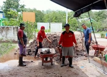 Warga Gotong Royong Bangun Posko MPA Srikandi Marang