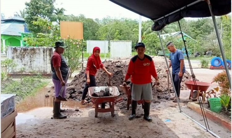 Teks Poto : Warga Kelurahan Marang, pada saat gotong royong membangun posko. (istimewa)