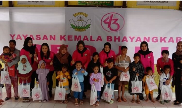 Teks Poto: Yayasan Kemala Bhayangkari Cabang Palangka Raya, pada saat foto bersama usai menyerahkan bantuan sembako.