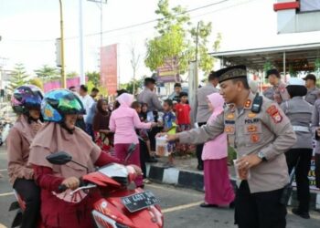 Polres Barsel Bersama Bhayangkari Berbagi Iftar Gratis