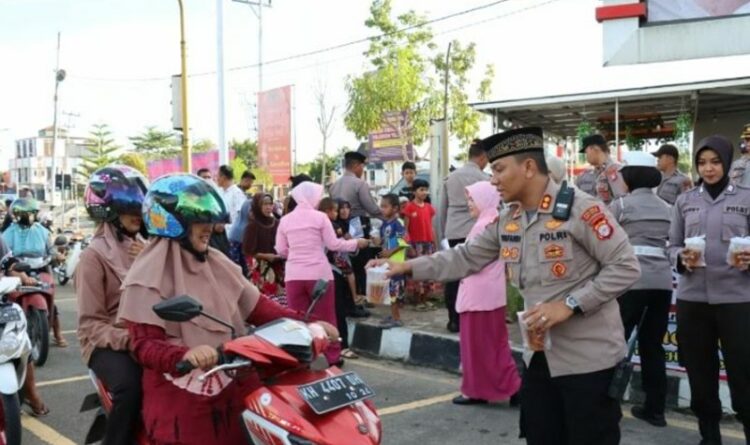Polres Barsel Bersama Bhayangkari Berbagi Iftar Gratis