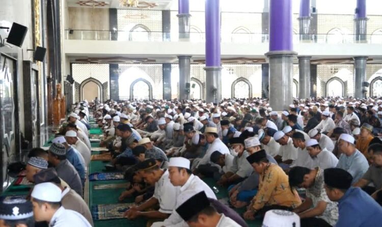 Wagub Kalteng dan Jajaran Salat Perdana di Masjid Agung Kubah Kecubung