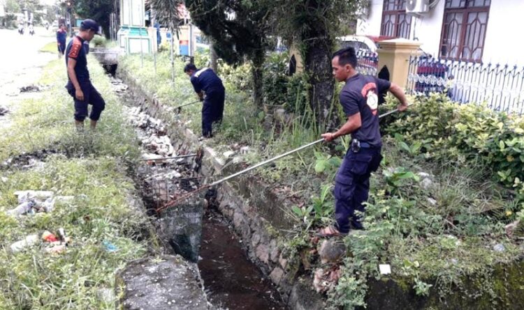 Cegah Banjir, DPKP Bersihkan Drainase di Dua Titik