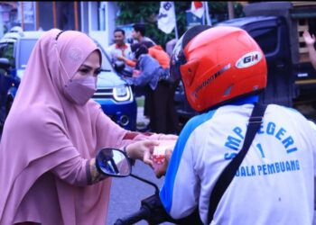 Wakil Bupati Seruyan Berbagi Takjil Untuk Masyarkat di Kuala Pembuang