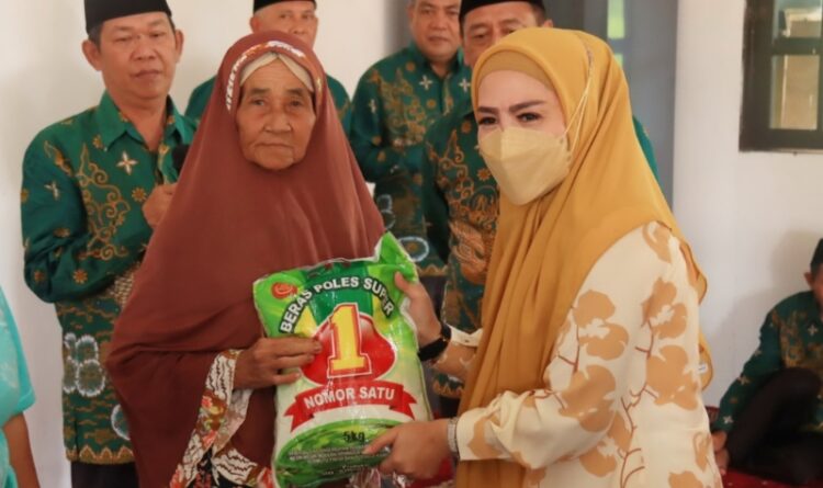 Wakil Bupati Seruyan dan Pengurus ICMI Serahkan Santunan Ramadhan di Mekar Indah