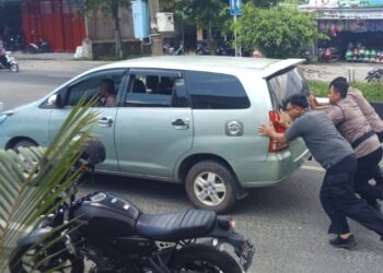 Peduli Sesama, Anggota Pos Pengamanan Operasi Ketupat Telabang 2023 Bantu Dorong Mobil Warga