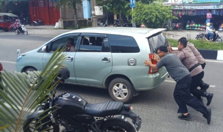 Peduli Sesama, Anggota Pos Pengamanan Operasi Ketupat Telabang 2023 Bantu Dorong Mobil Warga