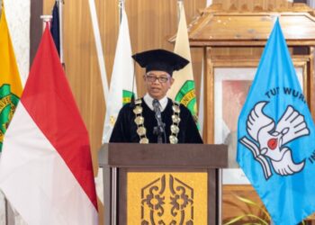 719 Wisudawan Ikuti Senat Terbuka UPR dan Rektor Kukuhkan Satu Guru Besar