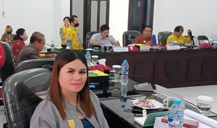 Anggota DPRD Gumas Dewi Sari bersama koleganya Pebrianto saat mengikuti rapat di gedung dewan setempat, belum lama ini.