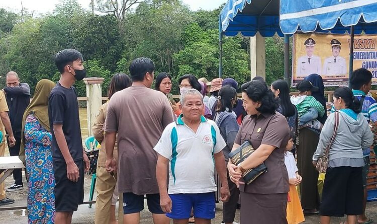 Anggota DPRD Gumas Rayaniatie Djangkan sedang berbincang serius dengan masyarakat di taman Kota Kurun, Selasa (4/4) lalu.
