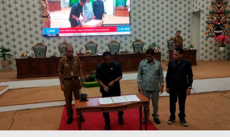 Anggota DPRD Kabupaten Katingan Eterly ketika menyampaikan rekomendasi, Selasa (11/4/2023).