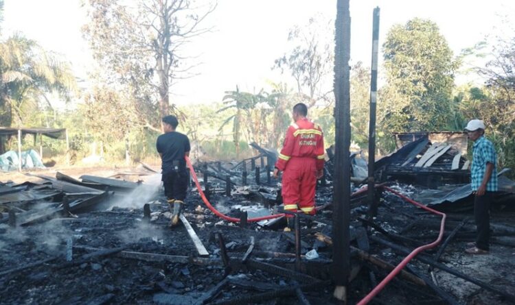 Foto : Bangunan rumah di Wilayah Gampangan yang rata tanah dan luwes terbakar, belum lama ini.